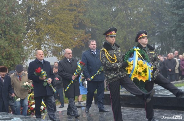 У Луцьку поклали квіти до пам'ятника невідомому солдату. ФОТО. ВІДЕО