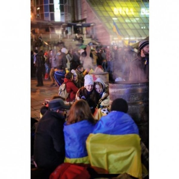 Останні мирні хвилини перед розгоном студентів на Євромайдані. ФОТО