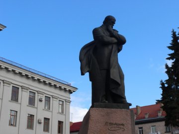  Квіти біля пам’ятника і хвилина мовчання: лучани вшанували Тараса Шевченка. ФОТО