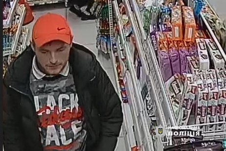 У Луцьку просять допомогти встановити особу грабіжника, якого зафіксували камери відеонагляду. ФОТО