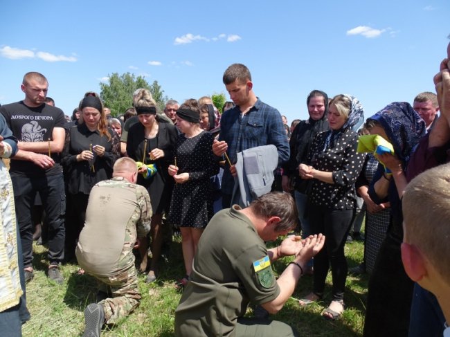Залишилися двоє малих діток: на Волині попрощалися із Героєм Тарасом Троцем