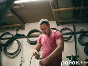 Третє покоління волинської сім'ї виготовляє дубові бочки. ФОТО