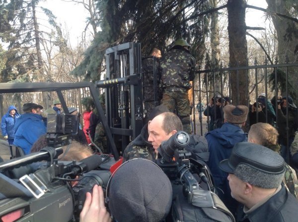 У Києві зрізають паркан навколо Ради. ФОТО