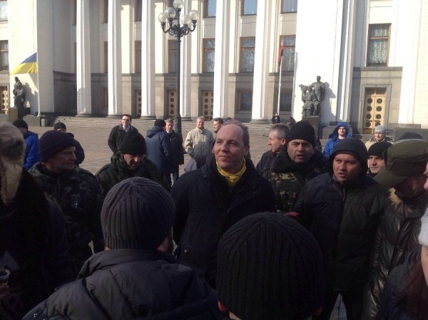 У Києві зрізають паркан навколо Ради. ФОТО