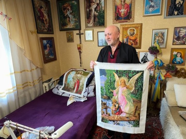 56-річний лучанин вдень працює на АЗС, а вечорами вишиває. ВІДЕО