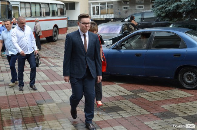 Кеди і стильні метелики: що одягнули луцькі випускники. ФОТО