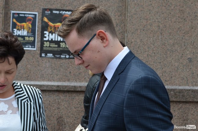 Кеди і стильні метелики: що одягнули луцькі випускники. ФОТО