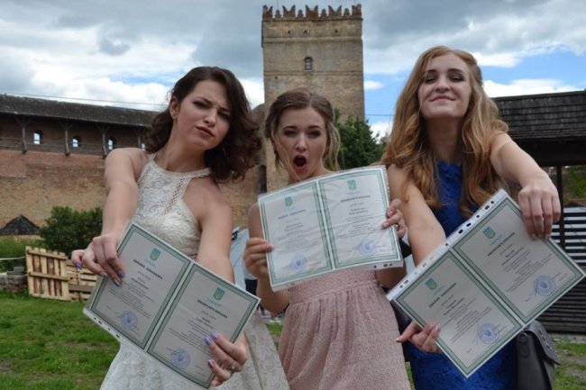 У Луцькому замку для новоспечених філологів та журналістів влаштували випускний