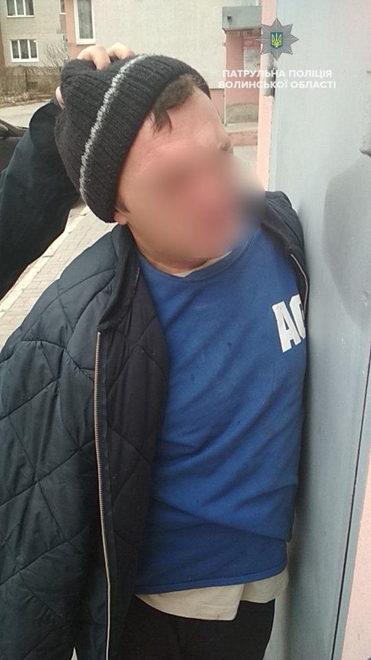 Психічнохворий чоловік поранив луцького патрульного. ФОТО