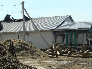 Внаслідок пожежі в цеху біля Луцька згоріло 200 квадратів покрівлі
