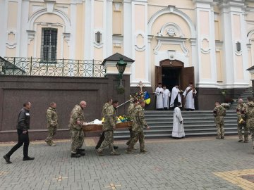 У Луцьку прощаються з загиблим Героєм Максимом Пасичнюком. ФОТО