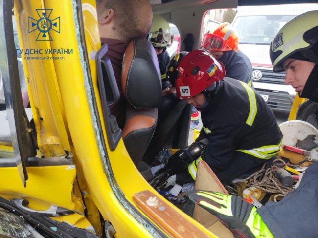 ДТП на Конякіна: потерпілого деблокували рятувальники. ФОТО