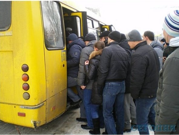 Черги до маршруток в Києві. ФОТО