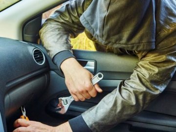 На Волині невідомі обчистили автомобіль