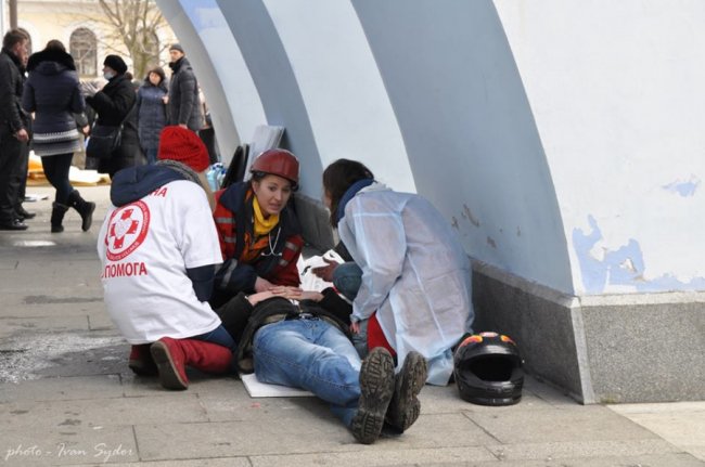 Церква, медики, тіла: священик з Волині показав трагічні кадри з протистояння на Майдані 5-річної давності