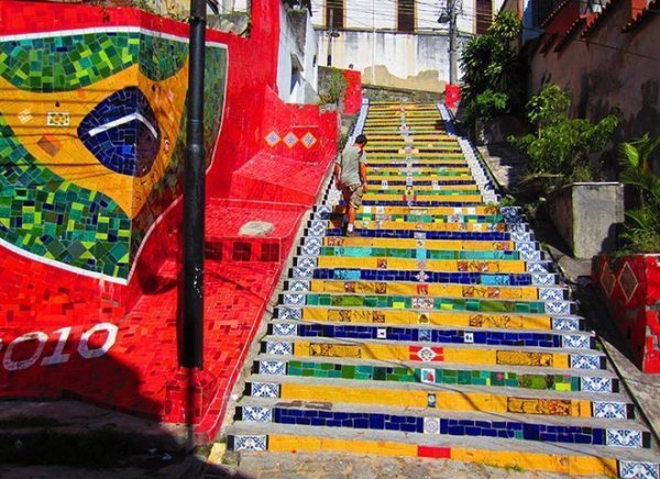 Барвисті сходи в стилі Street art. ФОТО