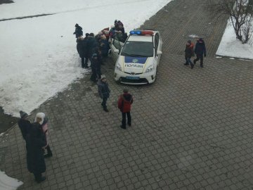 Патрульні покатали малечу на поліцейському авто