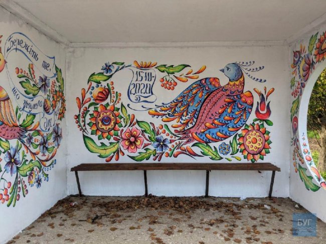 На Волині художниця розмалювала зупинку «петриківкою». ФОТО