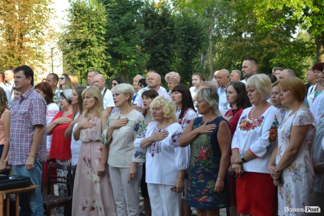 Без концерту, але у вишиванках: яким був «перший дзвінок» у луцькій гімназії №18. ФОТОРЕПОРТАЖ