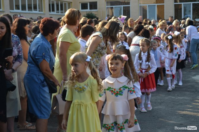Без концерту, але у вишиванках: яким був «перший дзвінок» у луцькій гімназії №18. ФОТОРЕПОРТАЖ