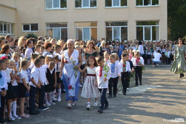 Без концерту, але у вишиванках: яким був «перший дзвінок» у луцькій гімназії №18. ФОТОРЕПОРТАЖ