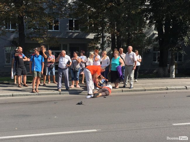На Київському майдані у Луцьку зіткнулися бус і мотоцикліст. ФОТО