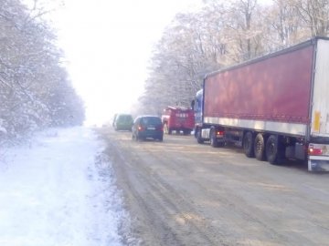 Затори на волинській трасі: машини не могли подолати слизькі пагорби