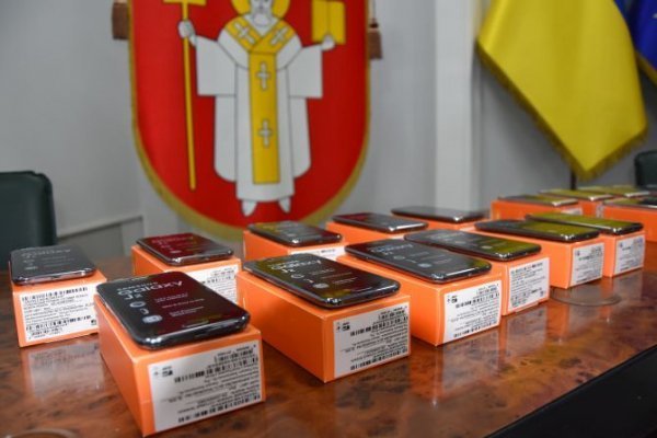 Німці подарували мобільники дітям луцьких Героїв