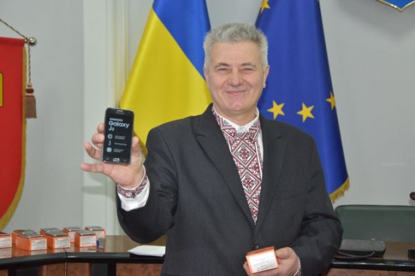 Німці подарували мобільники дітям луцьких Героїв