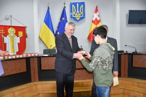 Німці подарували мобільники дітям луцьких Героїв