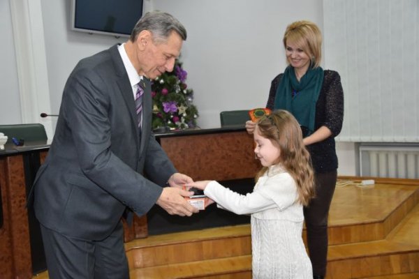 Німці подарували мобільники дітям луцьких Героїв