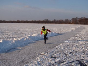 На волинському озері влаштували змагання з бігу на ковзанах. ФОТО