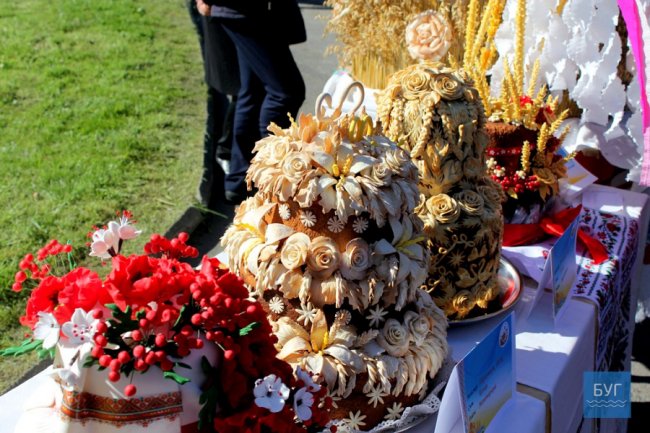 До Володимира привезли короваї з усієї області. ФОТО