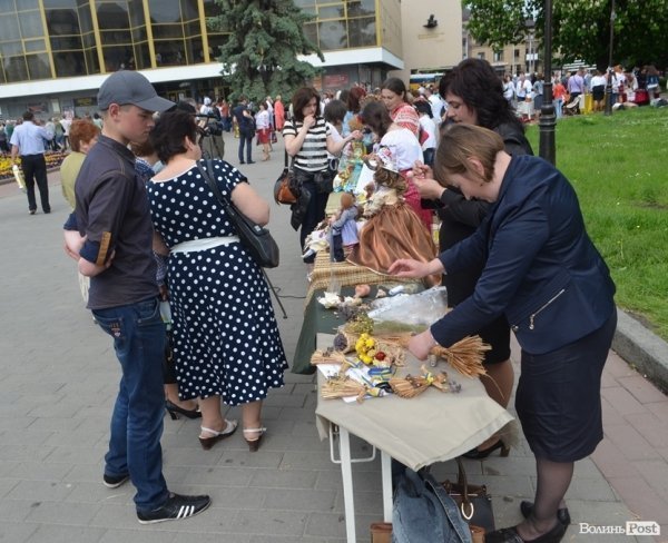 У центрі Луцька – свято учнівської пісні, танцю і вишиванки. ФОТО