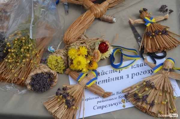 У центрі Луцька – свято учнівської пісні, танцю і вишиванки. ФОТО