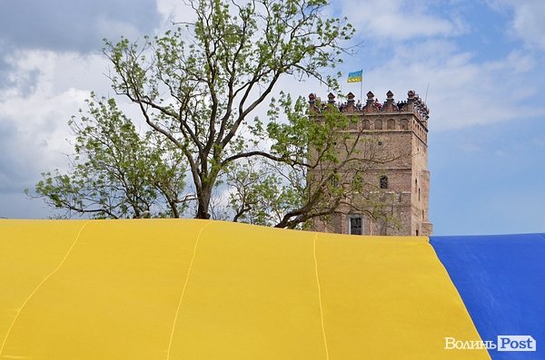 Під замком Любарта розгорнули найбільший прапор України. ФОТО