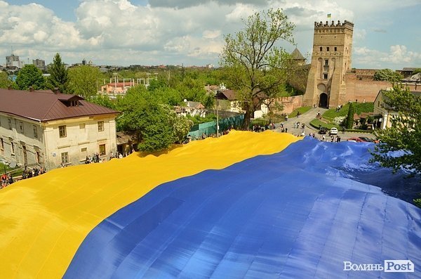Під замком Любарта розгорнули найбільший прапор України. ФОТО