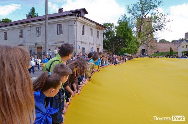 Під замком Любарта розгорнули найбільший прапор України. ФОТО