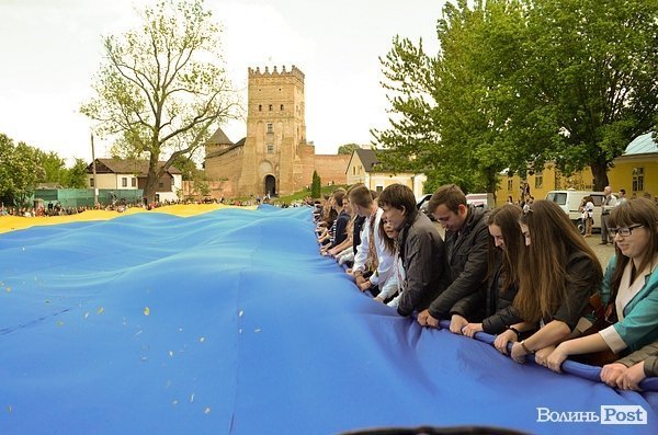 Під замком Любарта розгорнули найбільший прапор України. ФОТО