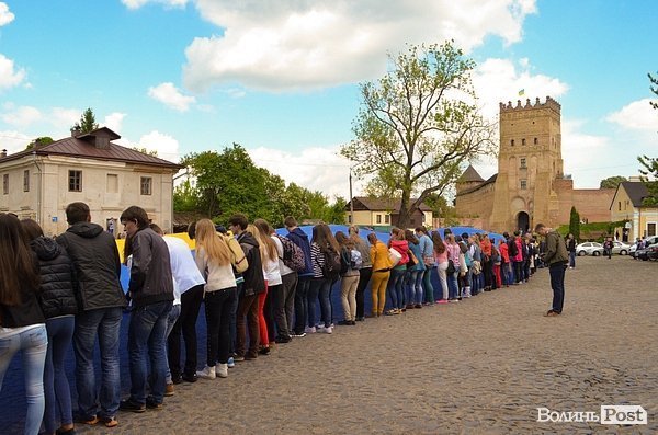 Під замком Любарта розгорнули найбільший прапор України. ФОТО