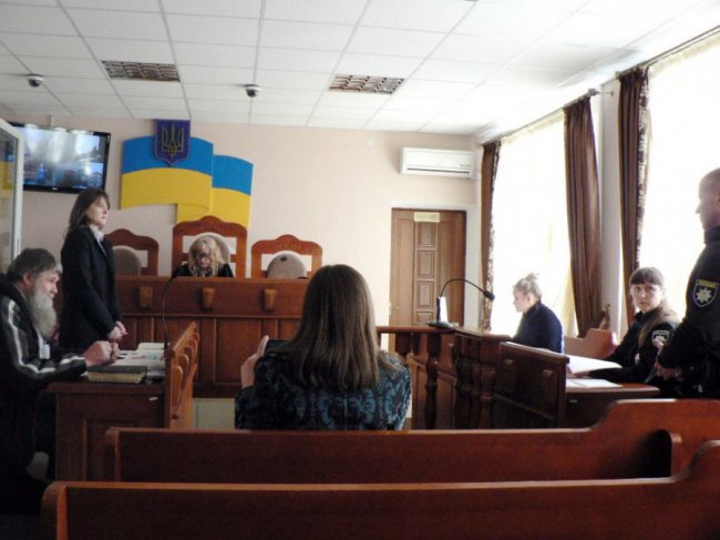 Волинянин судиться через штовханину у церкві