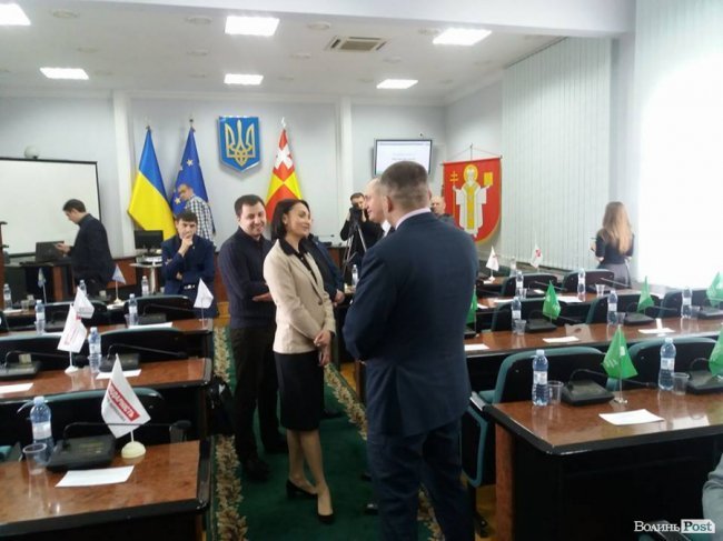 Юлія Вусенко спілкується з депутатами в сесійній залі