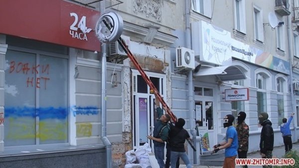 У Житомирі протестувальники погромили банки. ФОТО. ВІДЕО