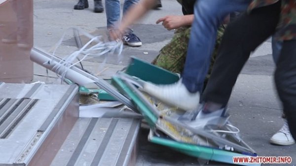 У Житомирі протестувальники погромили банки. ФОТО. ВІДЕО