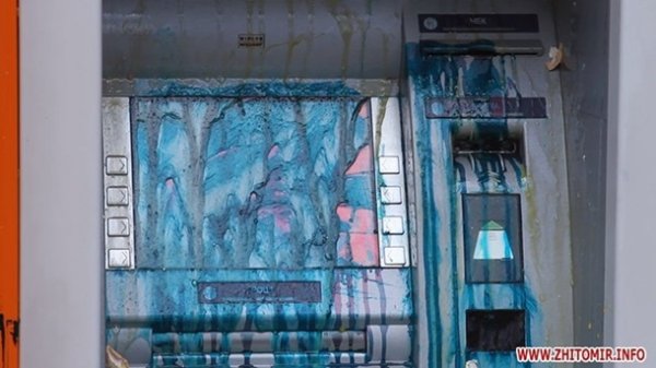 У Житомирі протестувальники погромили банки. ФОТО. ВІДЕО