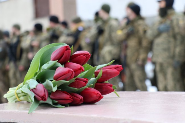 Тюльпани для захисниць: військові тероборони Луцька привітали жінок зі святом. ФОТО