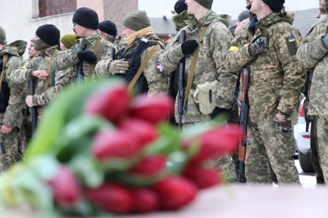 Тюльпани для захисниць: військові тероборони Луцька привітали жінок зі святом. ФОТО
