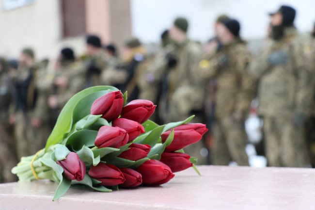 Тюльпани для захисниць: військові тероборони Луцька привітали жінок зі святом. ФОТО