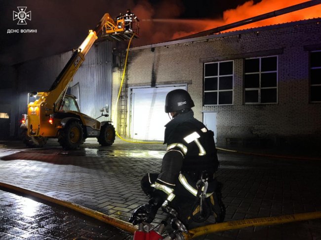 Показали, як рятувальники ліквідовують наслідки ворожого обстрілу на Волині. ФОТО