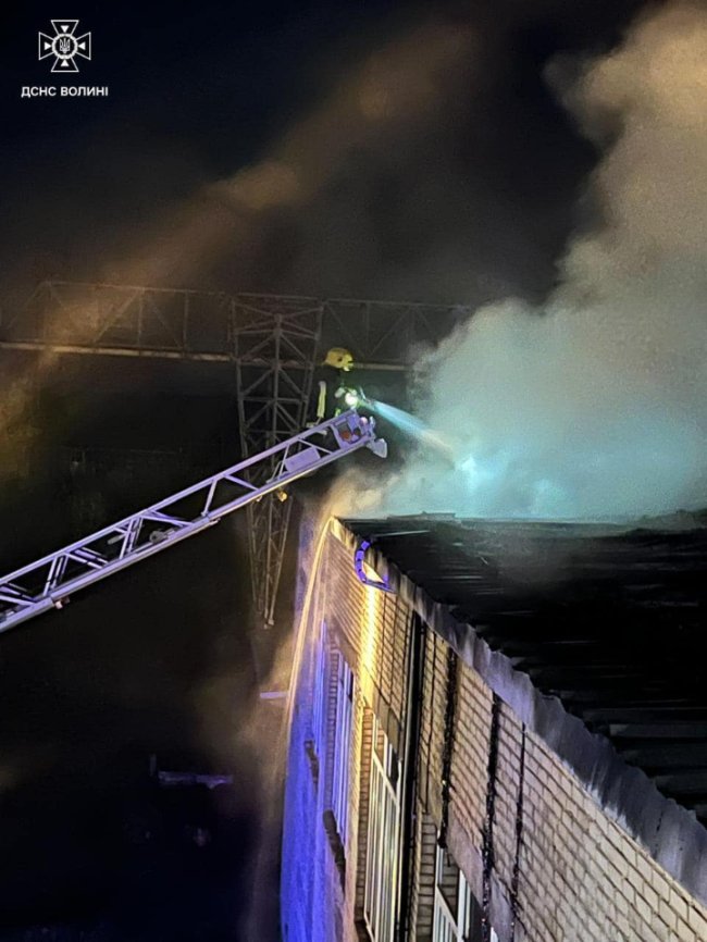 Показали, як рятувальники ліквідовують наслідки ворожого обстрілу на Волині. ФОТО